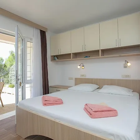 Apartament Maris *